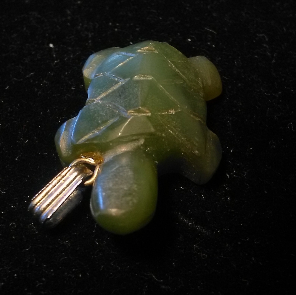 1970s VINTAGE JADE Green Turtle Reptile Pendant APPROX. 1 IN HAND ENGRAVING MADE - Picture 2 of 6